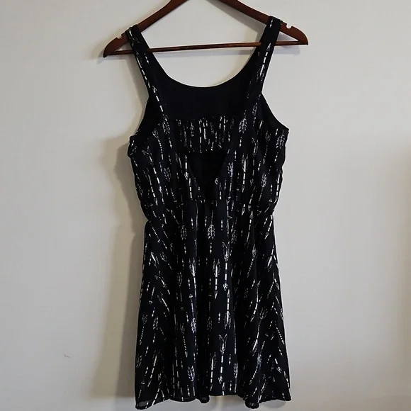 H&M Divided Black and White Patterned Dress - Picture 4 of 10